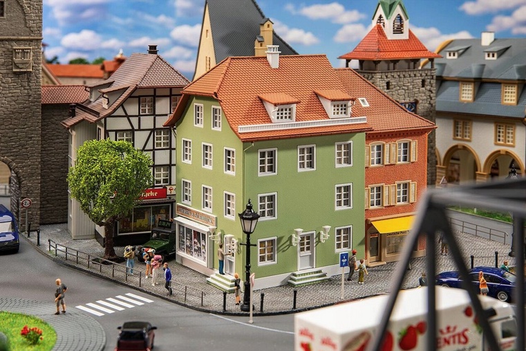 faller-191791-1-Stadthaus-mit-Juwelier-Fachgeschäft