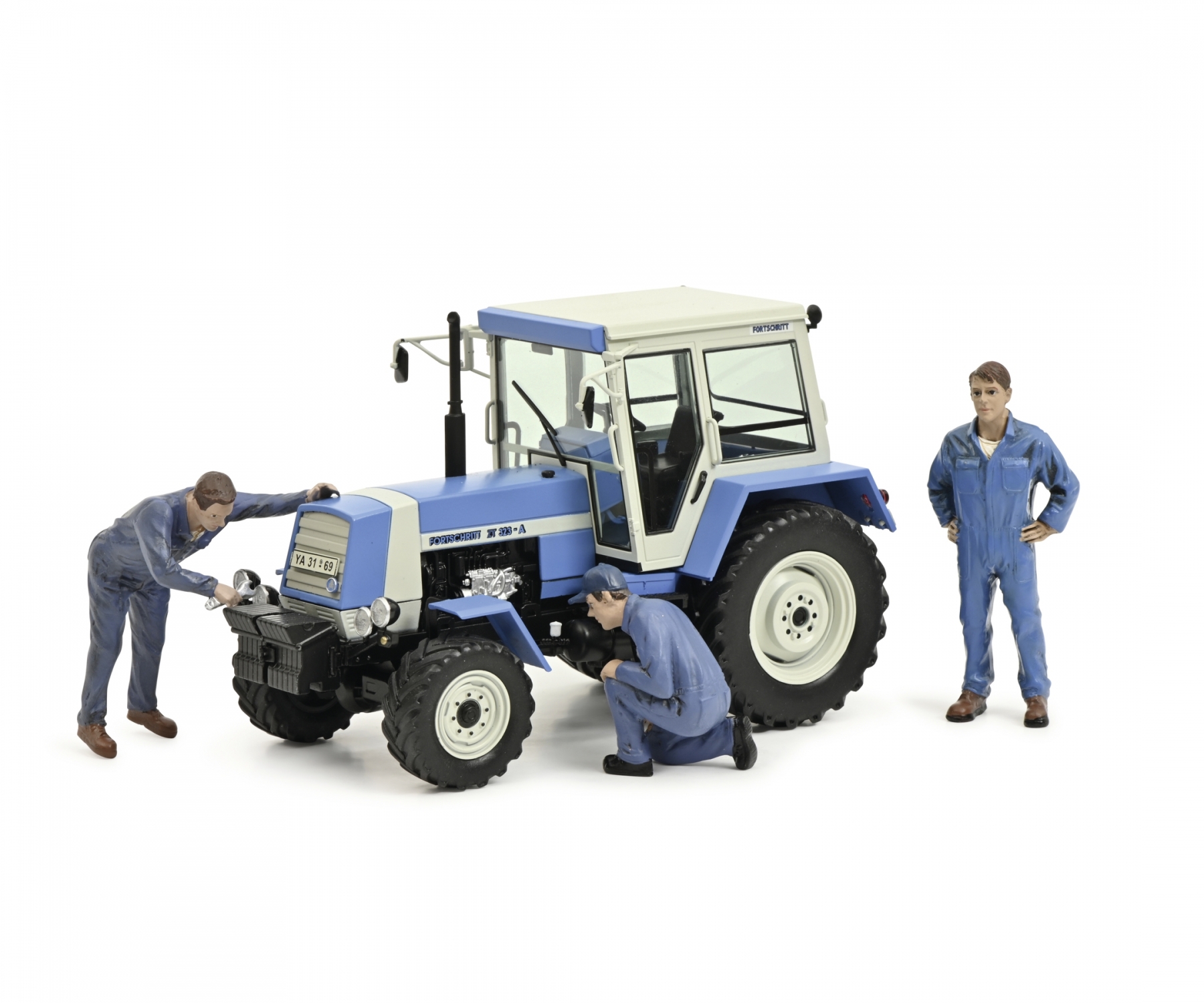schuco-450782600-1-Fortschritt-ZT-323-blau-mit-drei-Landmaschinenmechanikern