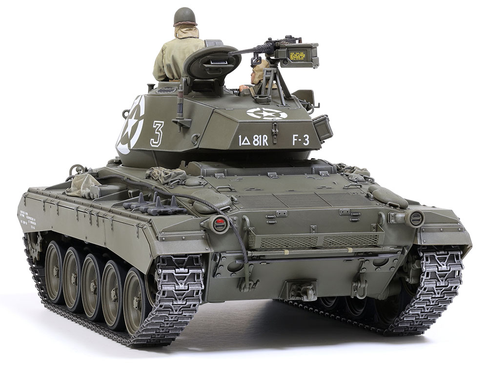 Tamiya-35391-5-US-light-tank-M24-Chaffee-european-theater-mit-zwei-Torso-Figuren-Heckansicht