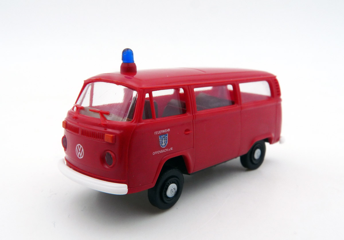 brekina-33161-Volkswagen-VW-T2b-Kombi-Feuerwehr-Offenbach-Modellauto