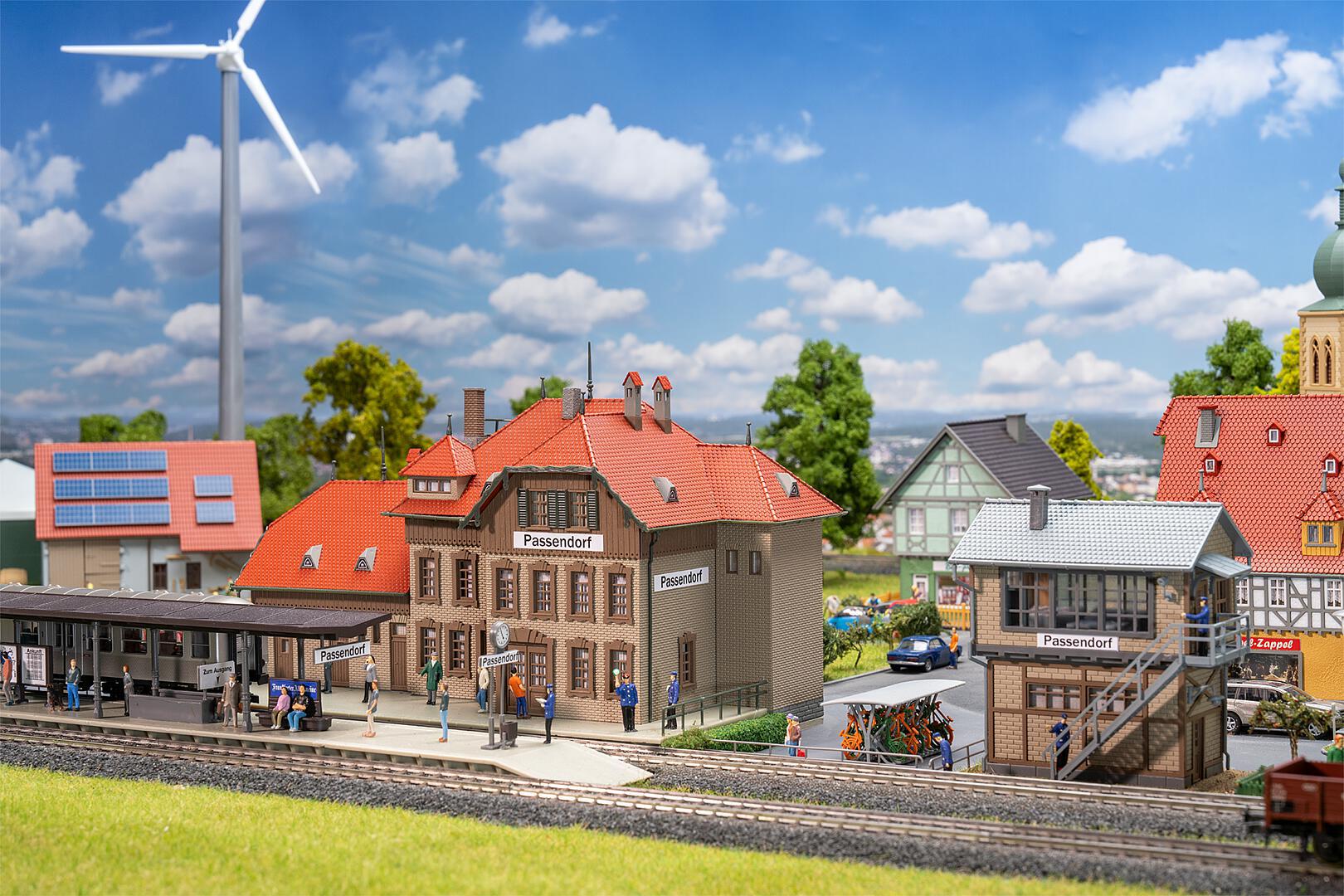faller-190035-1-Bahnhof-Passendorf-Aktionsset-Stellwerkt-Bahnpersonal