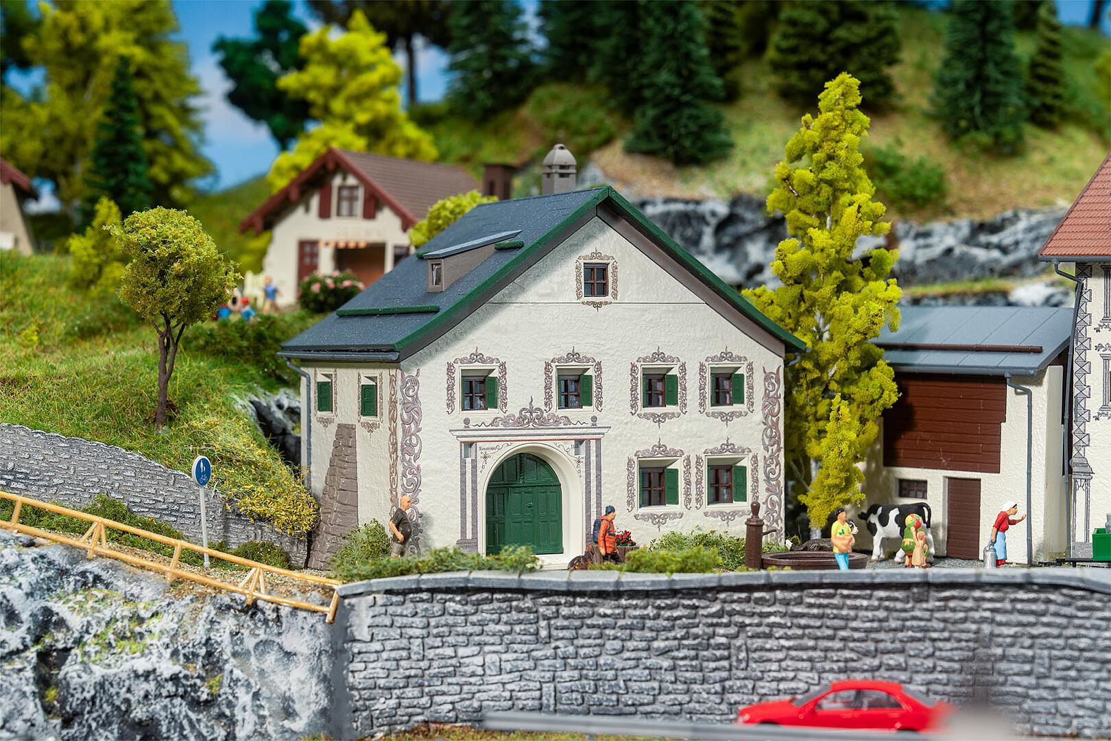 faller-130662-1-Bündnerhaus-Guarda-Landschaft
