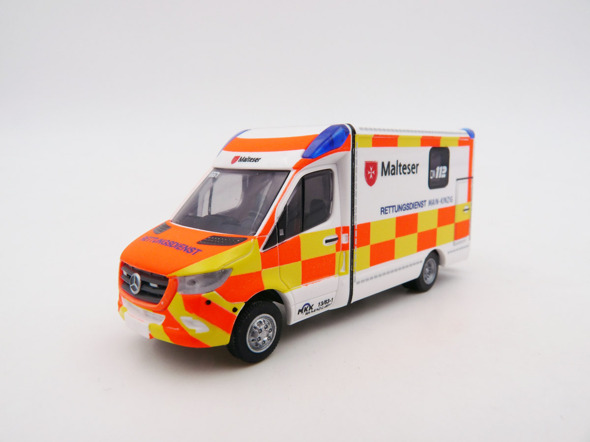 Rietze-76125-1-Mercedes-Benz-Sprinter-System-Strobel-RTW-Malteser-Rettungsdienst-Main-Kinzig-vorne