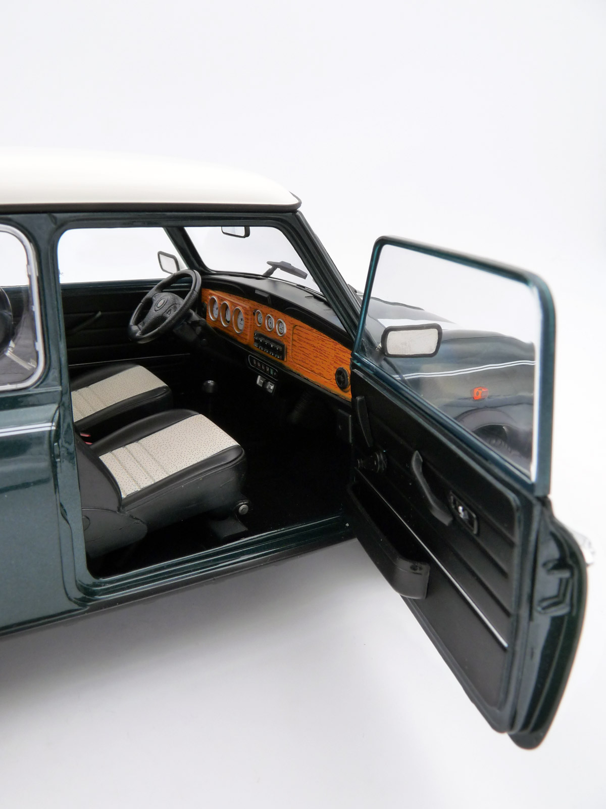 schuco-450671500-6-Rover-Mini-Cooper-1300-MkII-MPi-Einspritzer-Cooper-british-racing-green-weiß-12-Zoll-Minilite-Wurzelholz schuco-450671500-6-Rover-Mini-Cooper-1300-MkII-MPi-Einspritzer-Cooper-british-racing-green-weiß-12-Zoll-Minilite-Wurzelholz