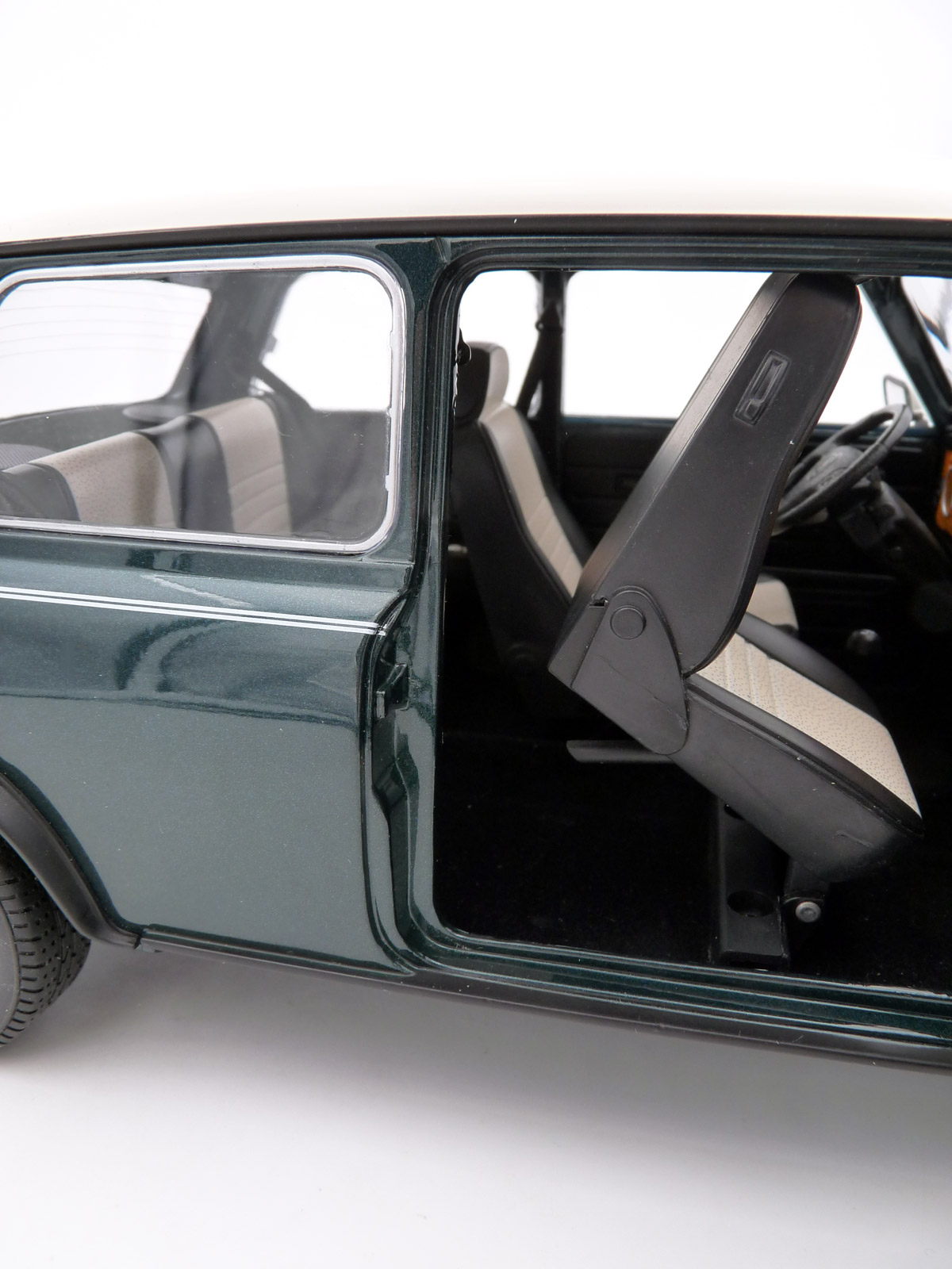 schuco-450671500-7-Rover-Mini-Cooper-1300-MkII-MPi-Einspritzer-Cooper-british-racing-green-weiß-12-Zoll-Minilite-Klappsitze schuco-450671500-7-Rover-Mini-Cooper-1300-MkII-MPi-Einspritzer-Cooper-british-racing-green-weiß-12-Zoll-Minilite-Klappsitze