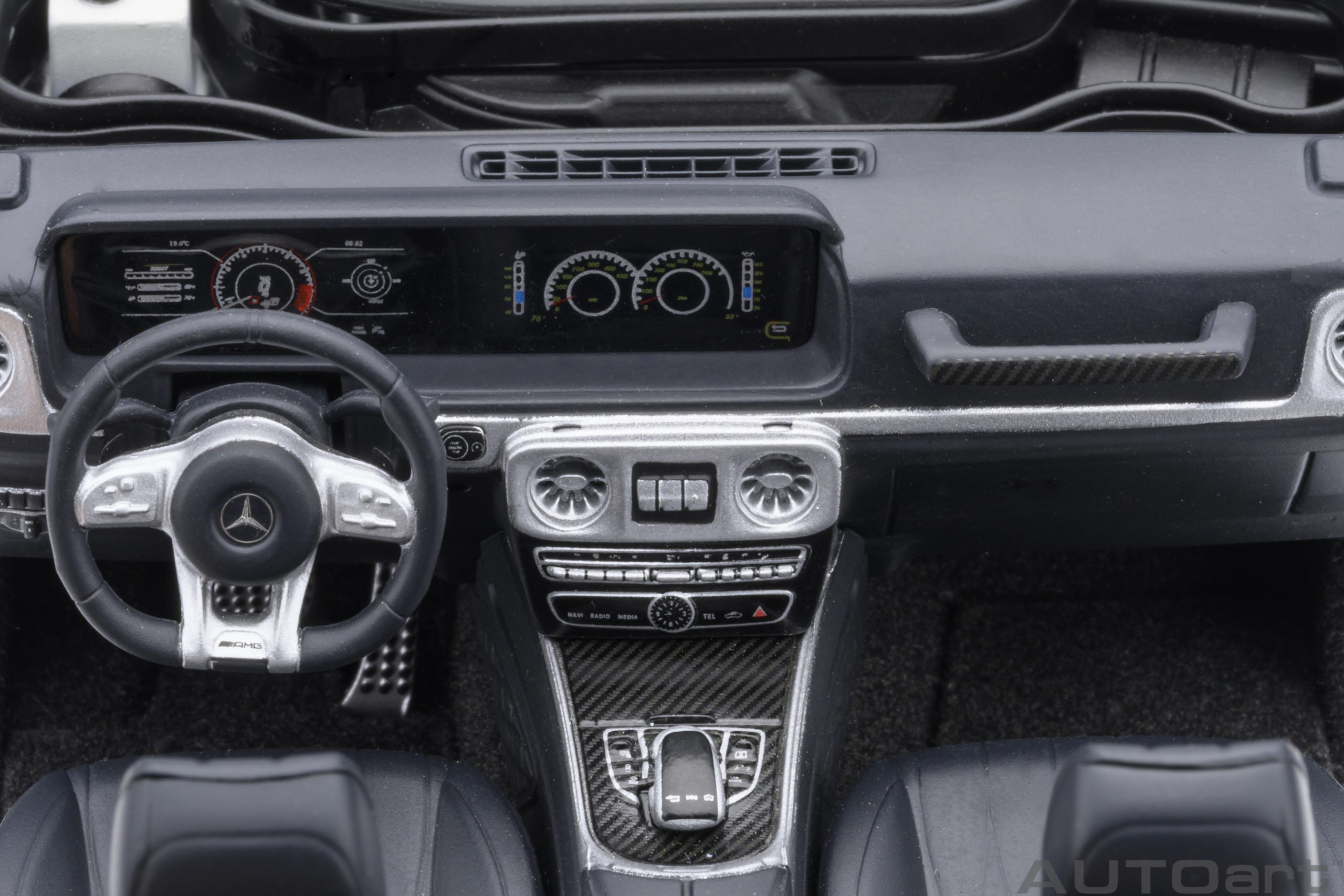 autoart-76358-4-Mercedes-AMG-G-63-iridium-silber-metallic-Armaturenbrett