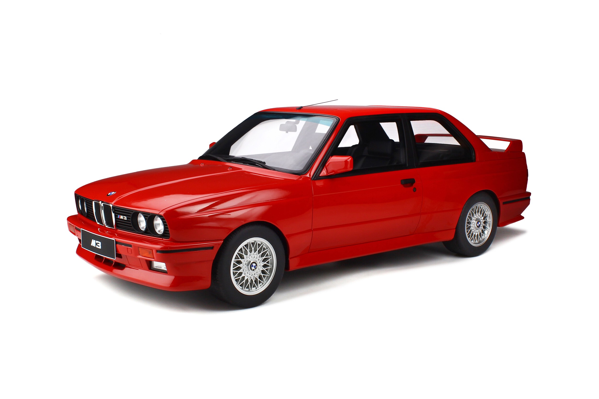 gtspirit-GTS80061-1-BMW-M3-E30-brillantrot-S14-Motorsport-8-Maßstab
