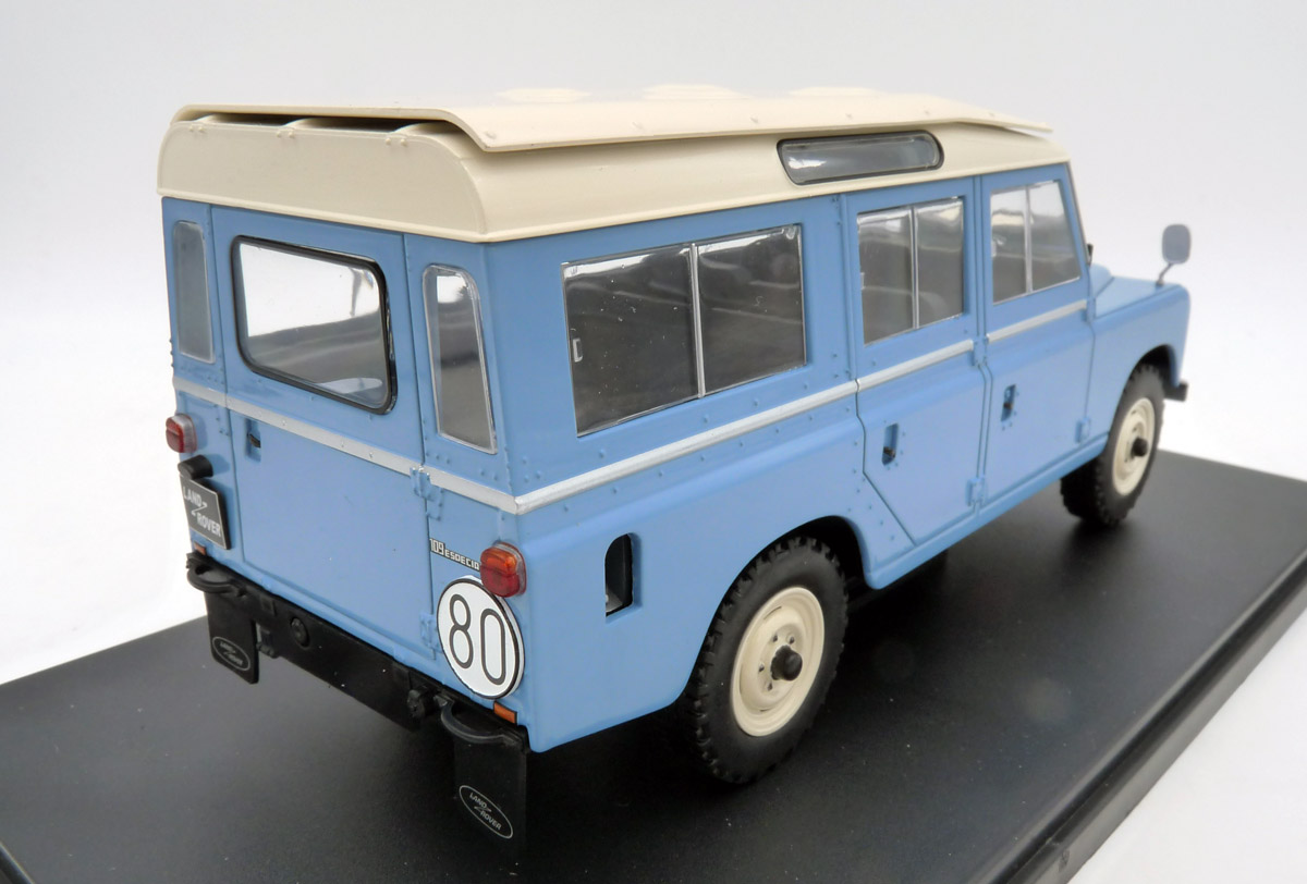 whitebox-WB124150-2-Land-Rover-109-Series-III-hellblau