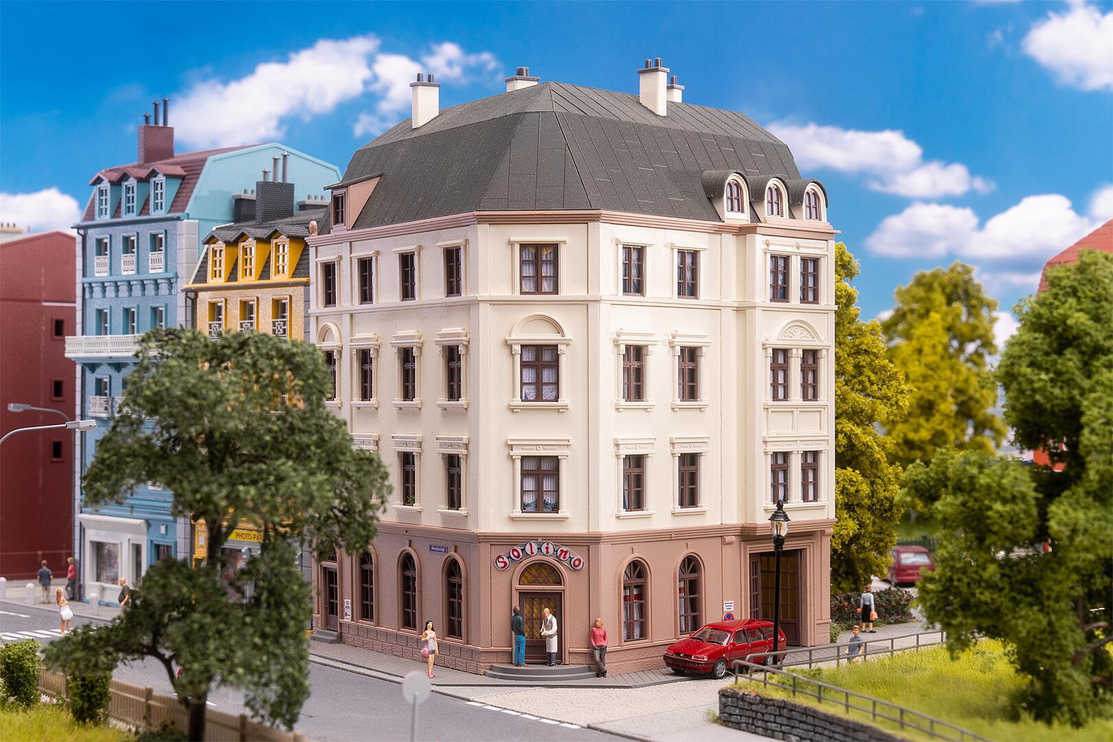 Faller-130148-1-Pizzeria-Solino-schön-Essen-gehen-Lieferservice-am-Eck