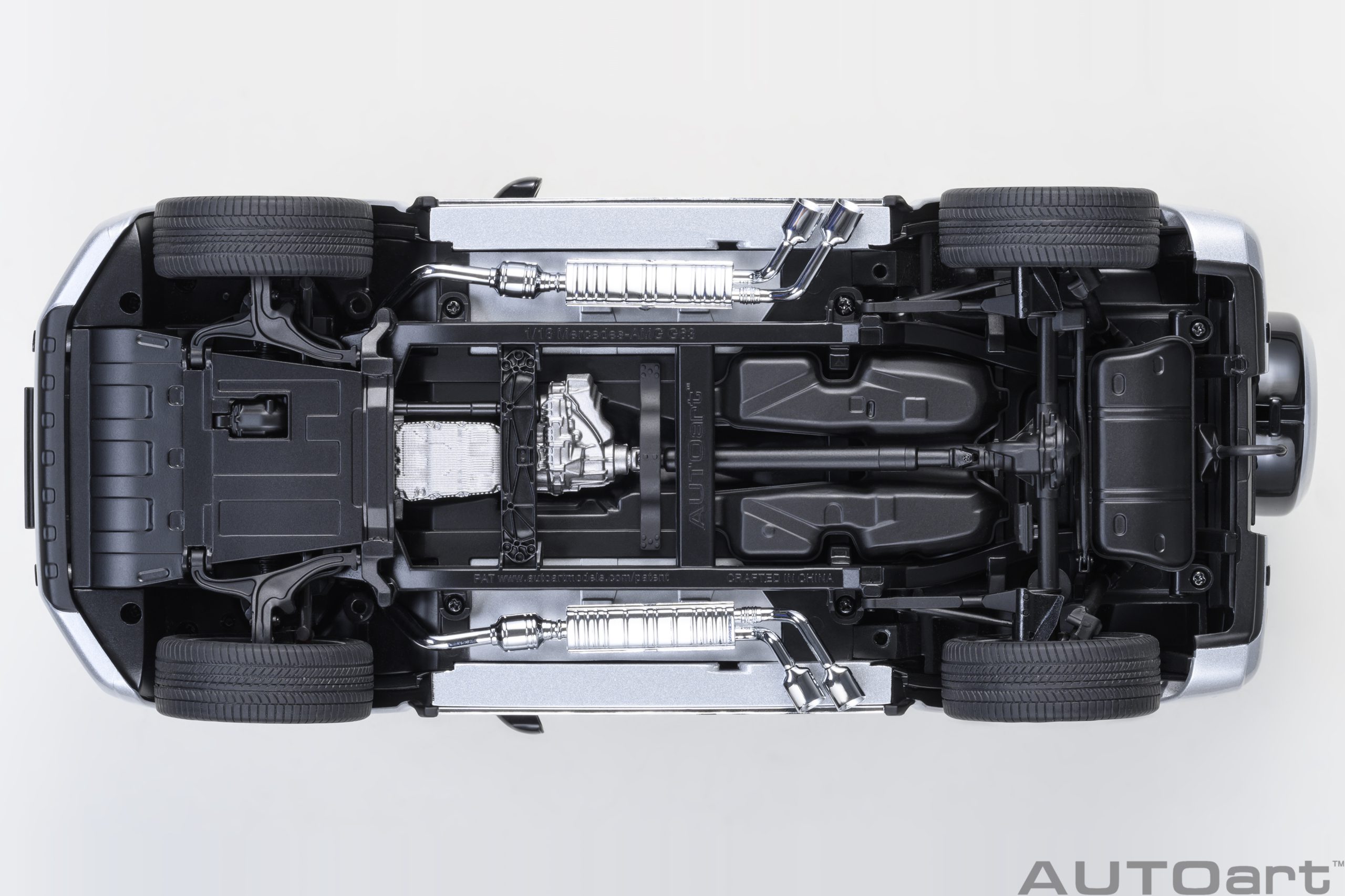 autoart-76358-9-Mercedes-AMG-G-63-iridium-silber-metallic-Chassis