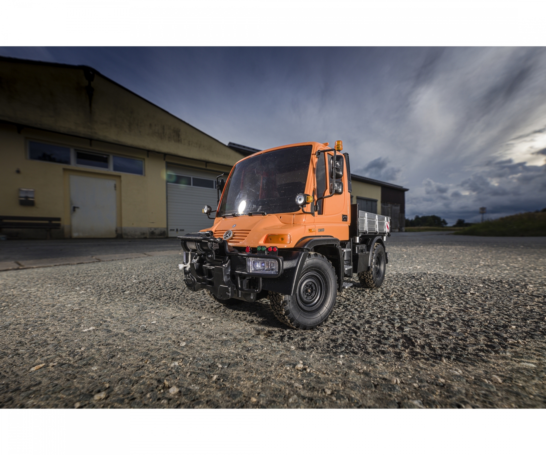 carson-500907720-3-Mercedes-Benz-Unimog-U300-kommunalorange-RTR-mit-RC-Anlage-ferngesteuertes-Feuerwehrauto-für-Kinder-Erwachsene