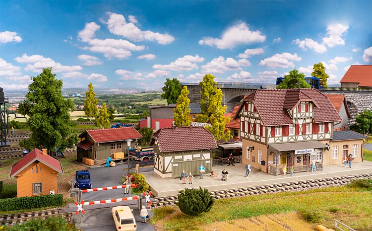 faller-190080-1-Bahnhof-Breitenbach-Aktionsset-Stationsgebäude-WC-Haus-Güterschuppen-Schrankenposten-Bahnübergang