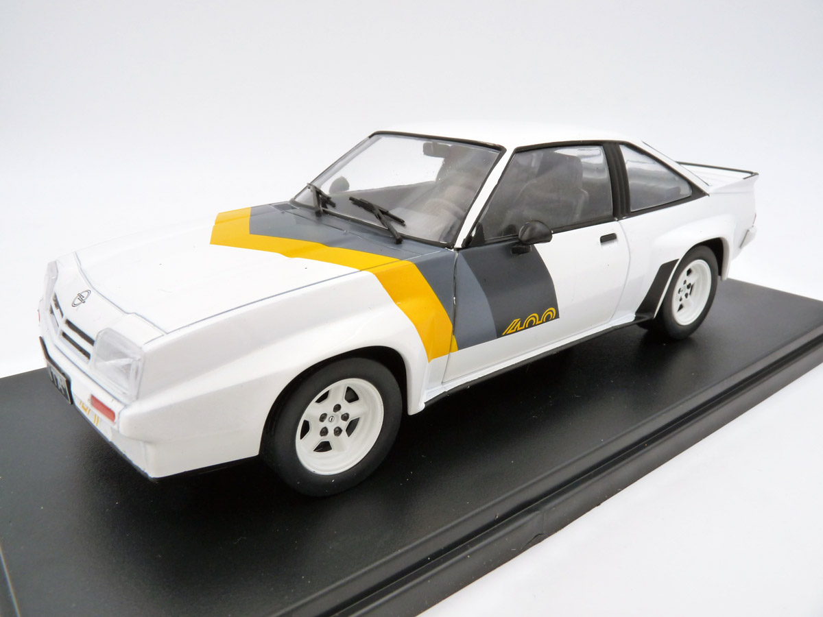 whitebox-WB124112-O-1-Opel-Manta-B-400-weiß-Sportstreifen