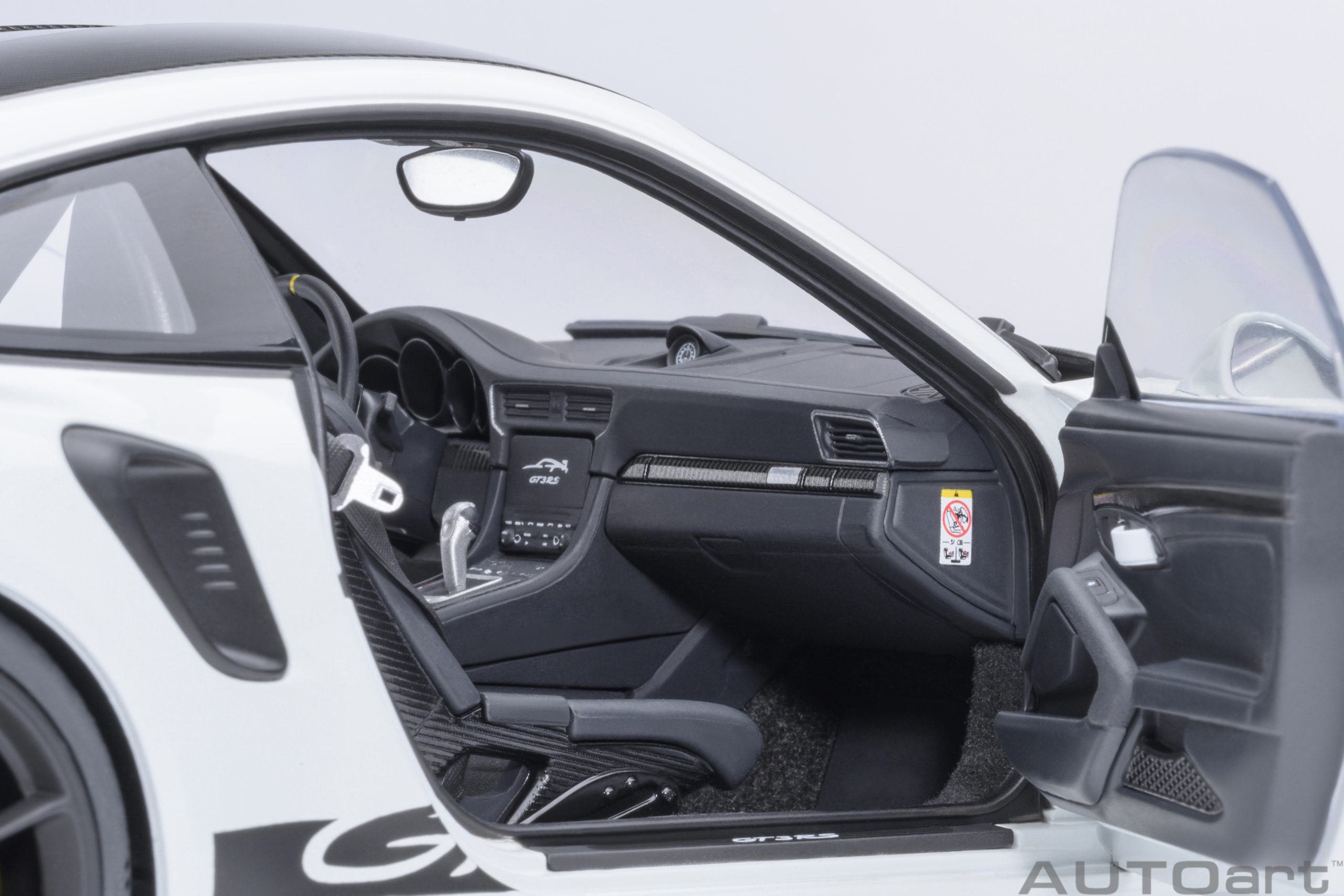 Autoart-78176-5-Porsche-911-GT3-RS-weissach-package-weiß-Beifahrer-Armaturenbrett