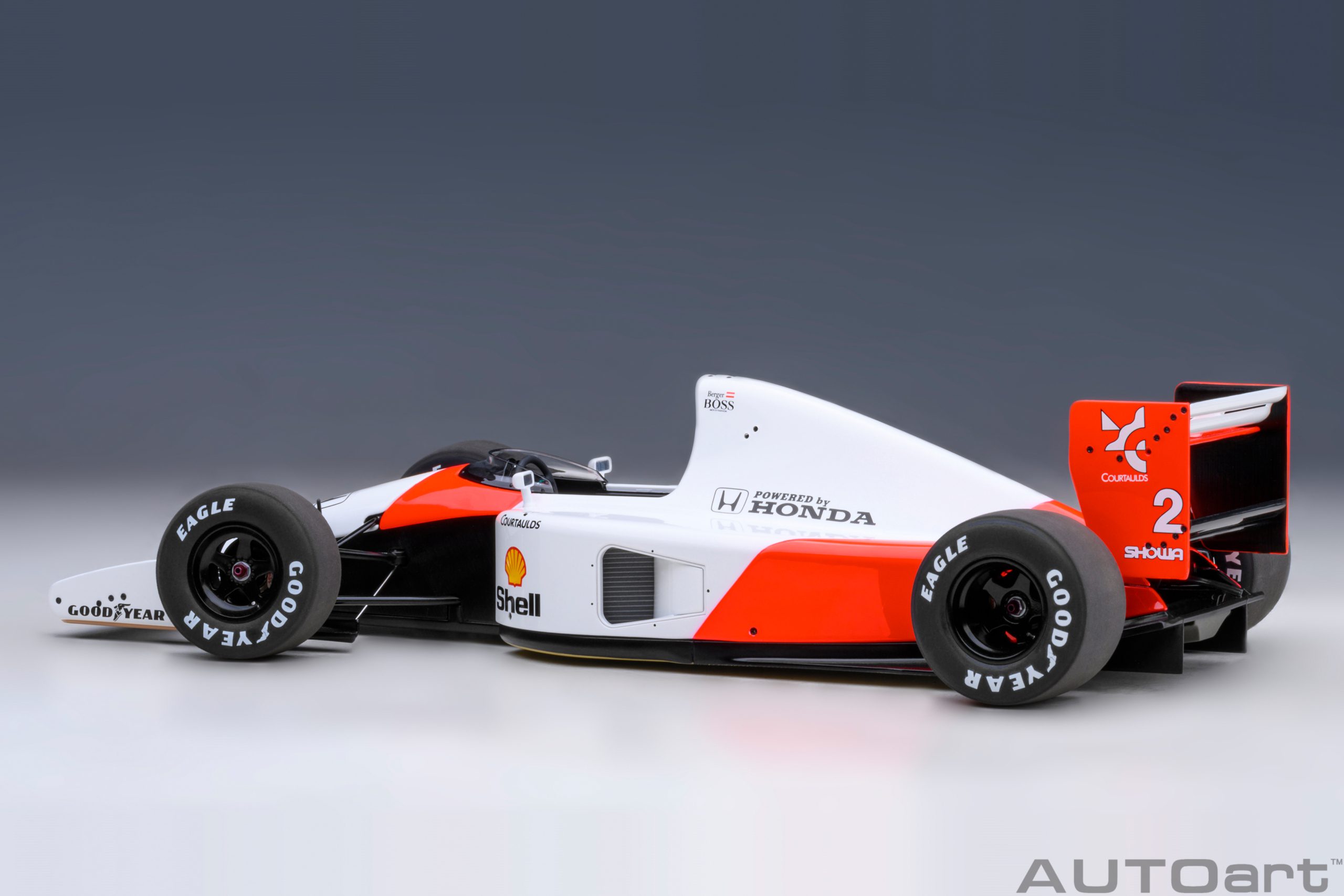 autoart-89152-8-McLaren-Honda-MP4-6-Gerhard-Berger-Japanese-GP-1991-white-version-Luftkästen