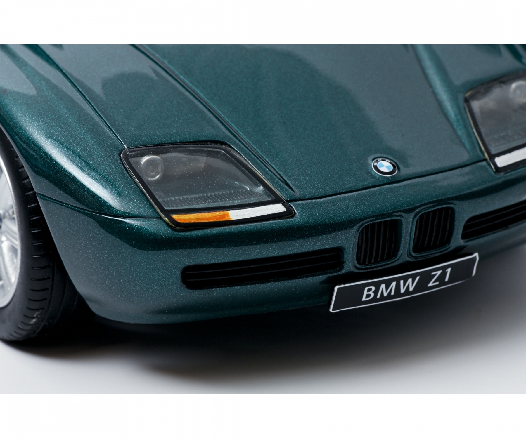 schuco-450026500-3-BMW-Z1-Roadster-urgrün-gelb-Klassiker-aus-München