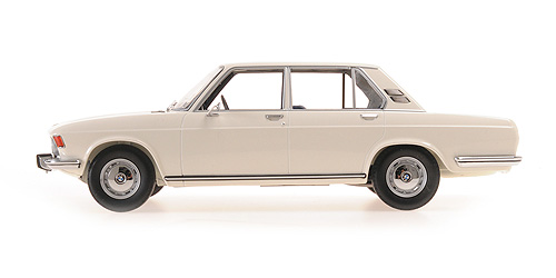 minichamps-155029202-2-BMW-2500-Limousine-E3-1968-chamonix-weiß-Seitenansicht