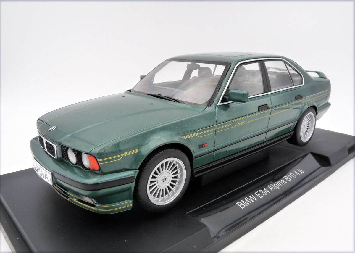 model-car-group-MCG18229-1-BMW-Alpina-B10-4-6-Limousine-E34-V8-alpinagrün-metallic-vorne-Buchloe-Bovensiepen