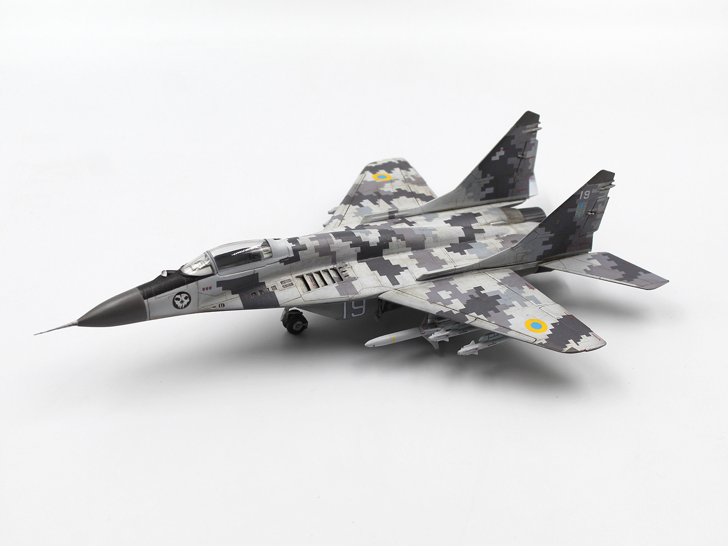 icm-72143-4-Radar-Hunter-MiG-29-9-13-AGM88-HARM-Ukrainian-Air-Force-Fighter-camouflage