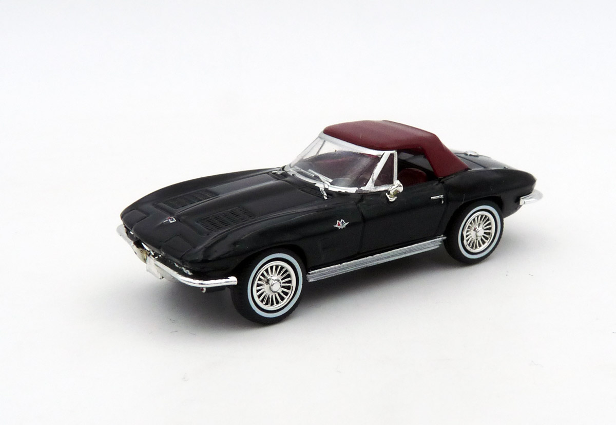 brekina-18025-1-Chevrolet-Corvette-C2-Cabrio-schwarz-weinrotes-Softtop-Sammler-Modellauto-front