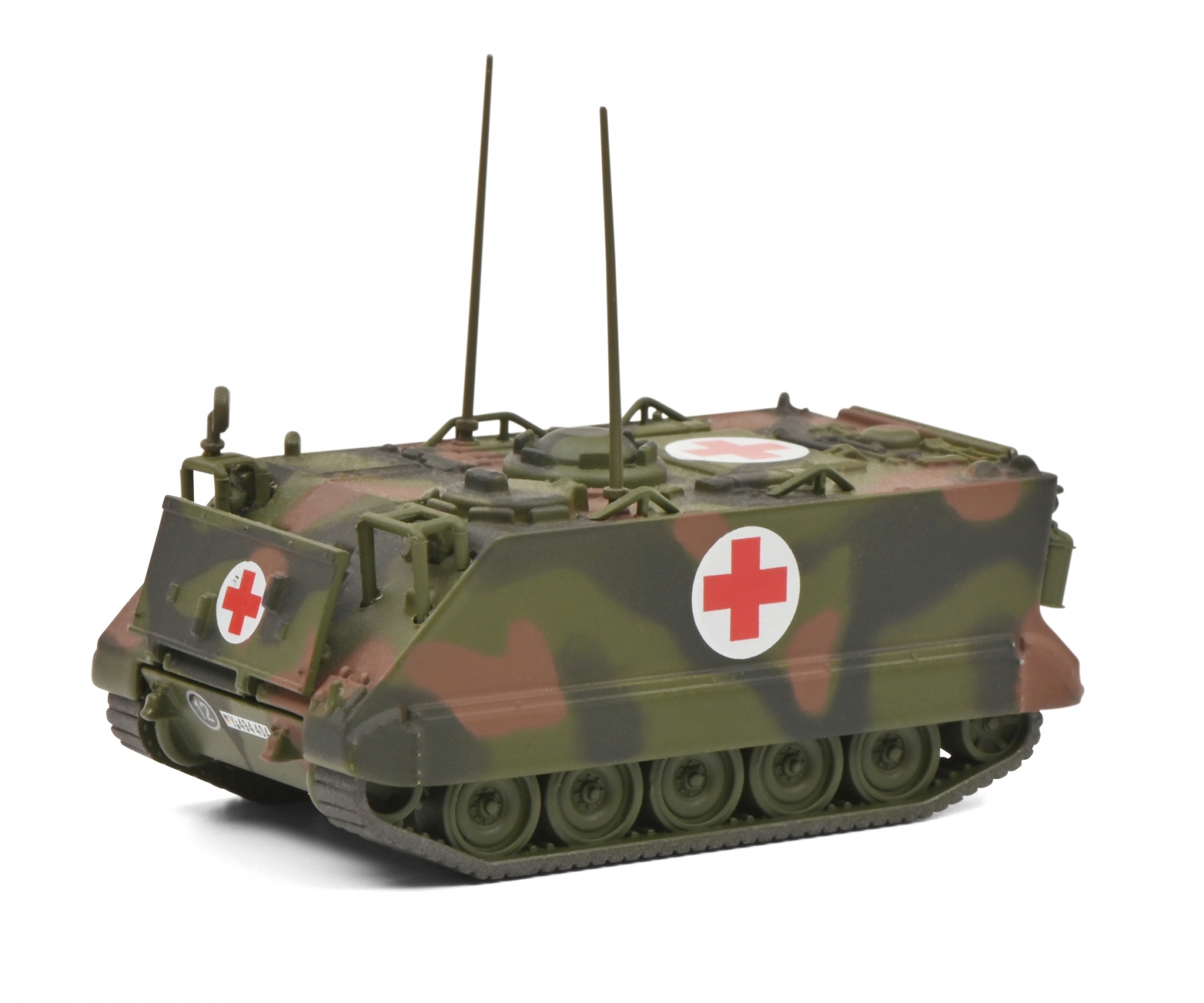 schuco-452666700-1-M113-ambulance-carrier-Bundeswehr-Sanitätspanzer-Flecktarn-BW-vorne