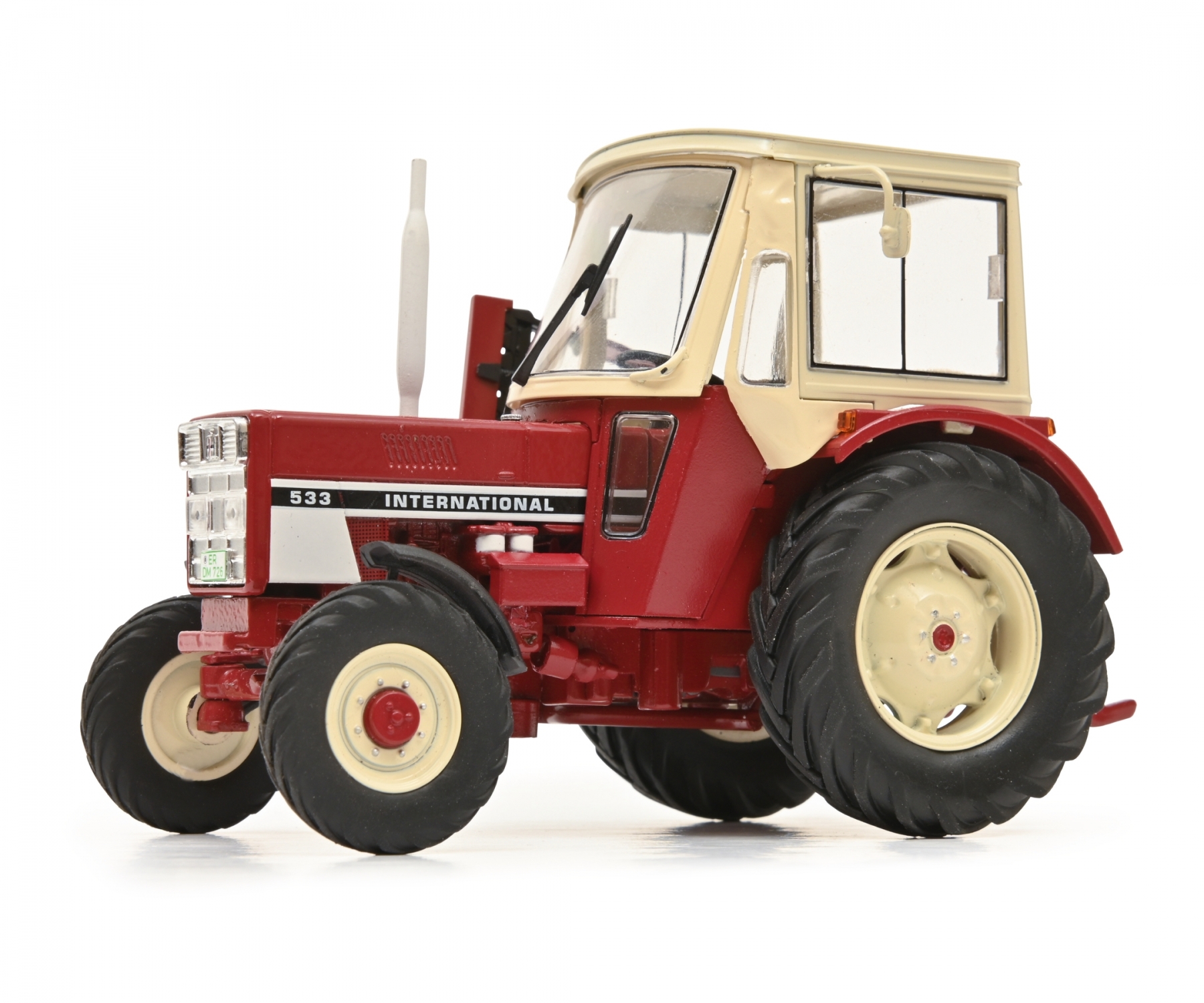 schuco-450779500-1-International-533-Traktor-mit-Dach-und-Mähbalken