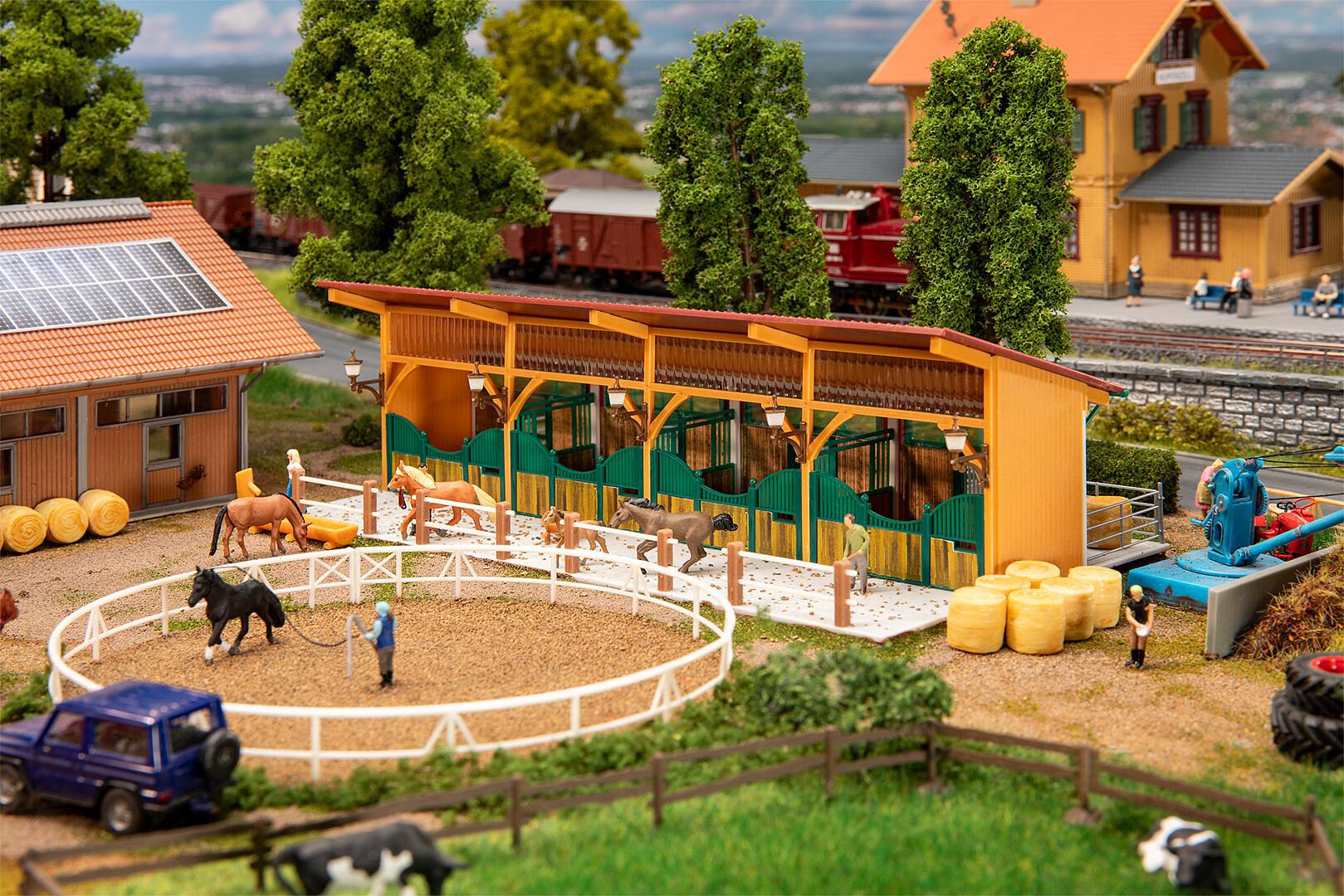 faller-130597-1-Pferdestall-mit-vier-Pferden-Reitanlage-Reitbeteiligung