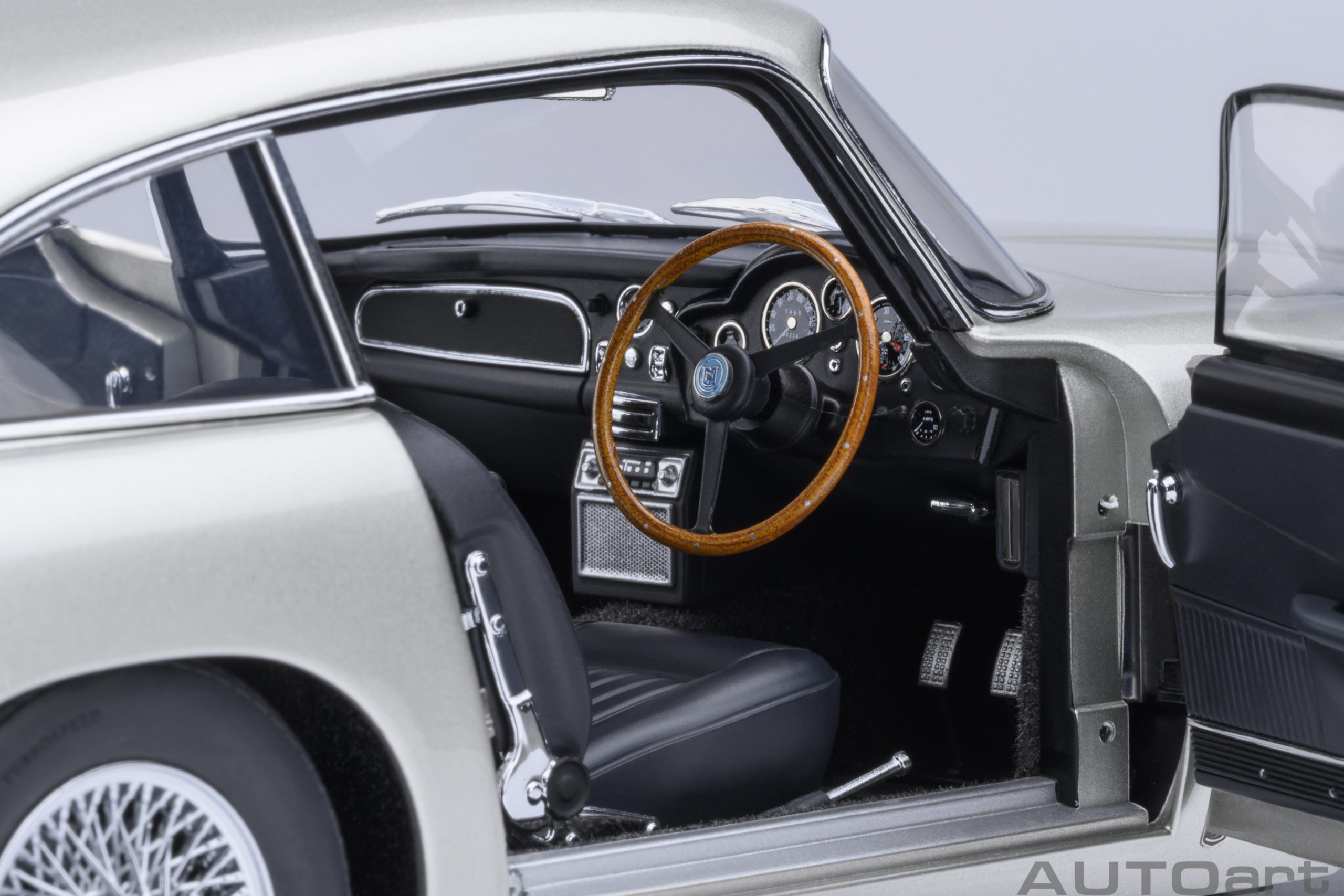 autoart-70287-2-Aston-Martin-DB5-birch-silver-Lenkrad-rechts