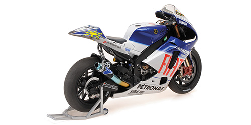 minichamps-122093246-2-Valentino-Rossi-Yamaha-YZR-M1-FIAT-7th-World-Champion-title