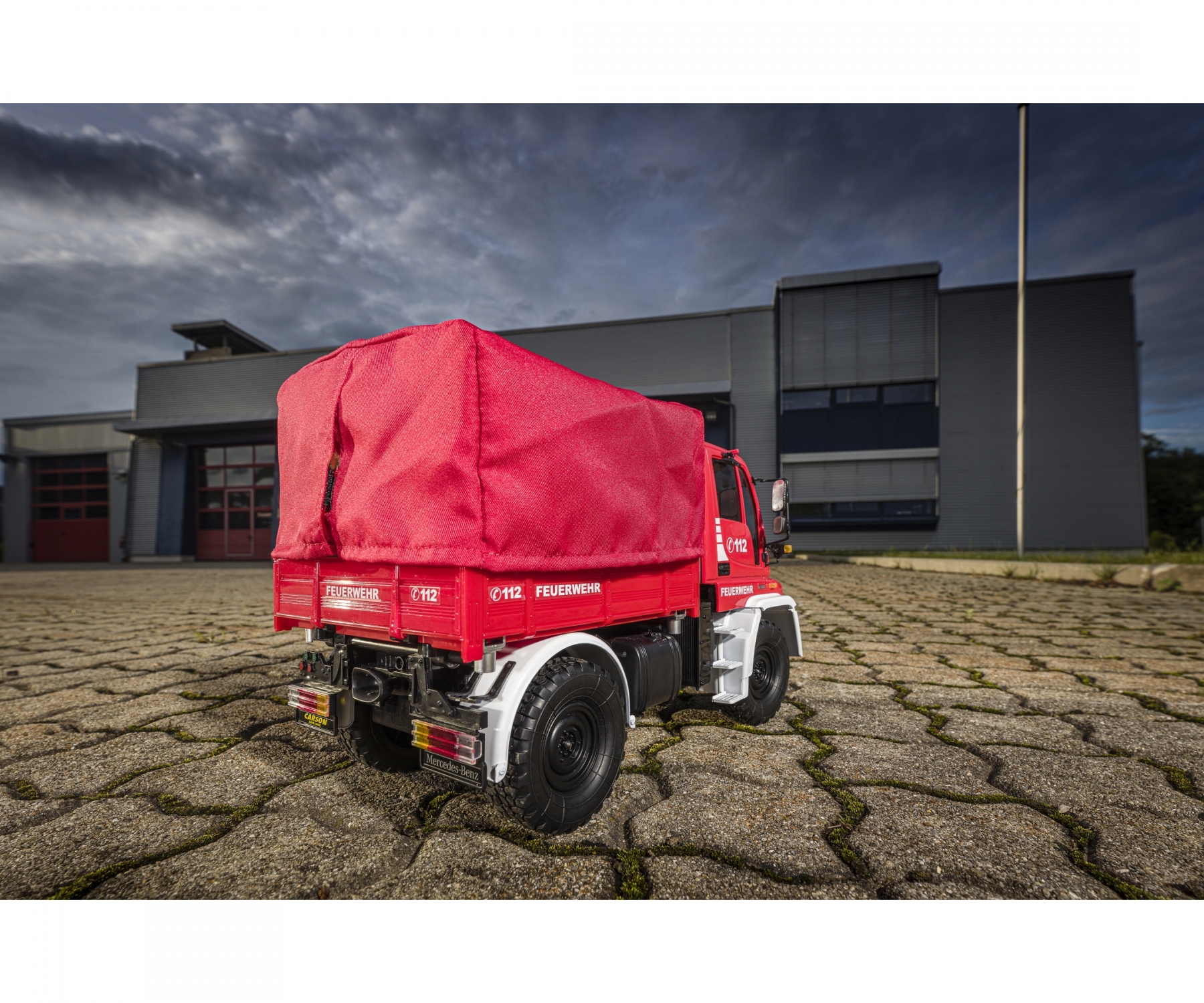 carson-500907721-2-Mercedes-Benz-Unimog-U300-Feuerwehr-RTR-mit-RC-Anlage-ferngesteuertes-Feuerwehrauto-für-Kinder-Erwachsene