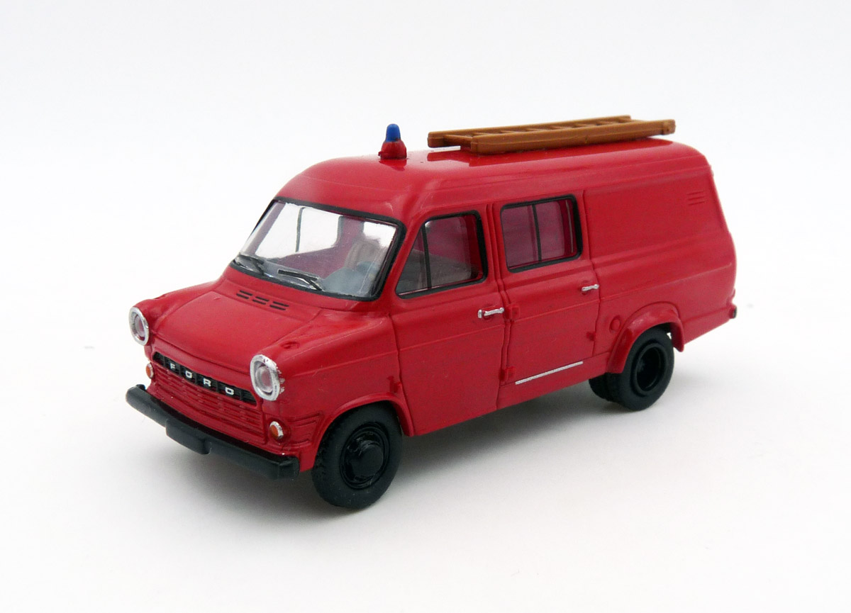 brekina-34160-1-Ford-Transit-Feuerwehr-rot-schwarze-Felgen