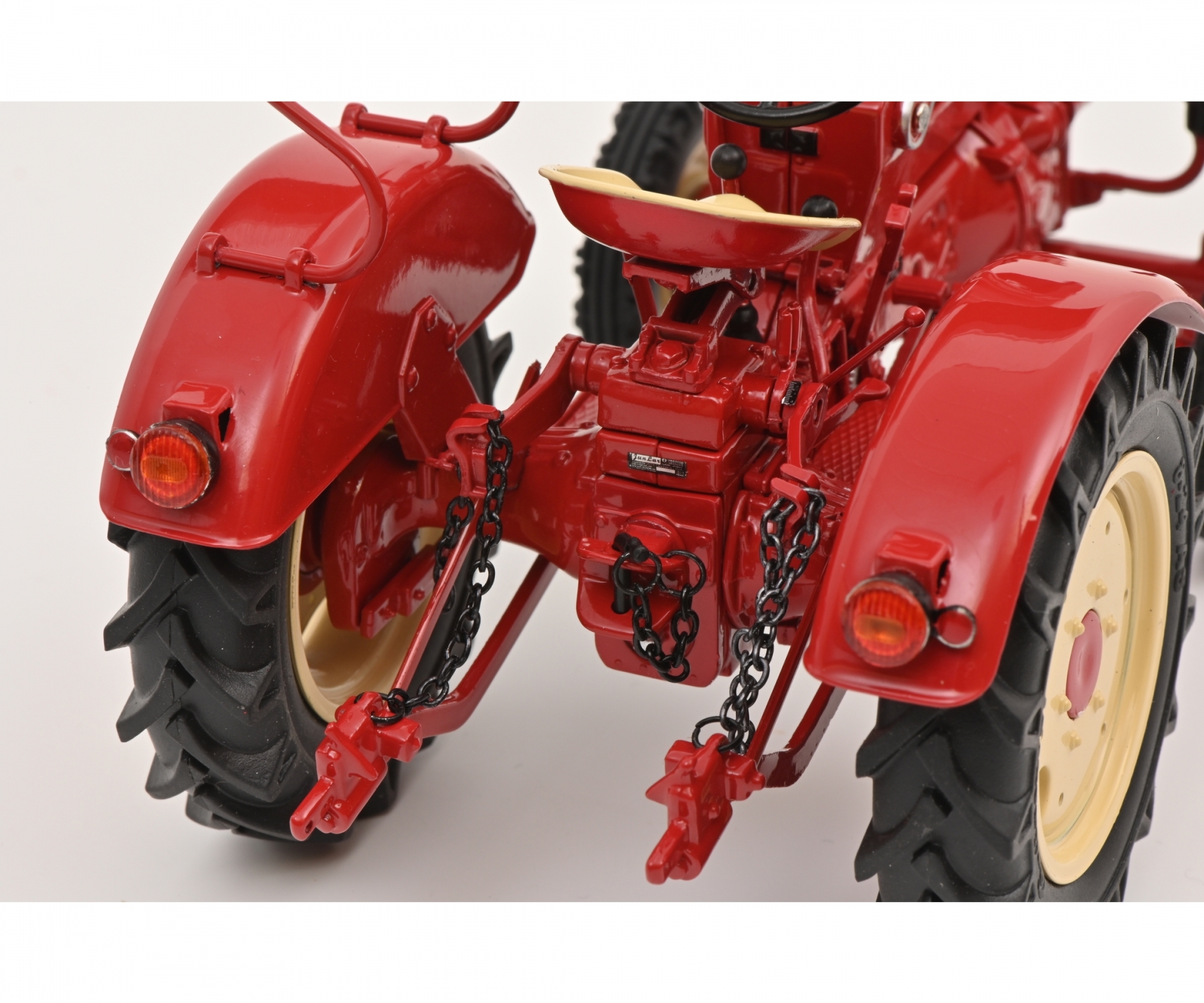 schuco-450026700-4-Porsche-Junior-Diesel-rot-Ackerschlepper-Traktor schuco-450026700-4-Porsche-Junior-Diesel-rot-Ackerschlepper-Traktor