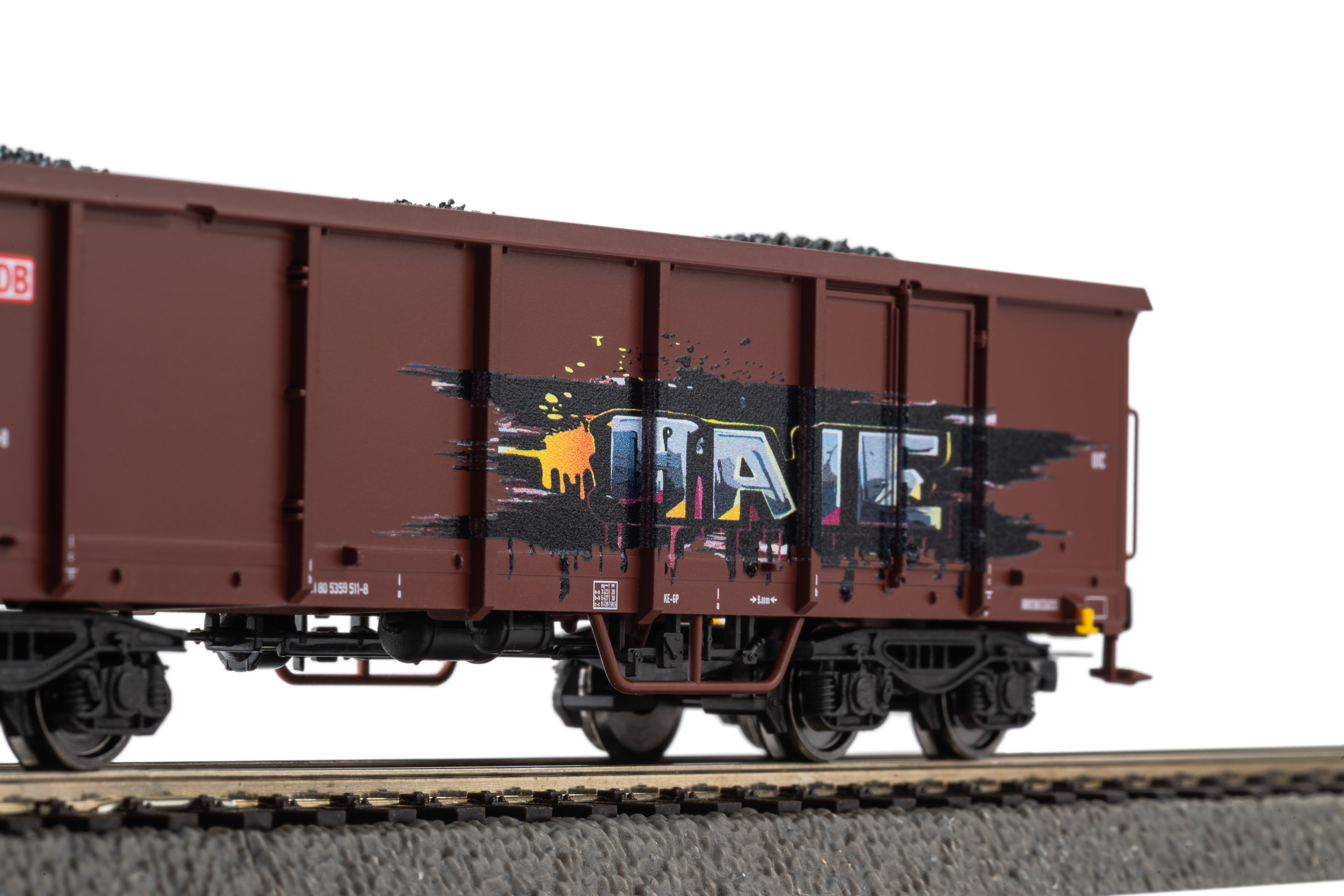 Piko-28338-4-Offene-Güterwagen-Eaos-x-mit-Graffiti-Kohleladung-DB-AG-2er-Doppelset-Epoche-VI-Detail