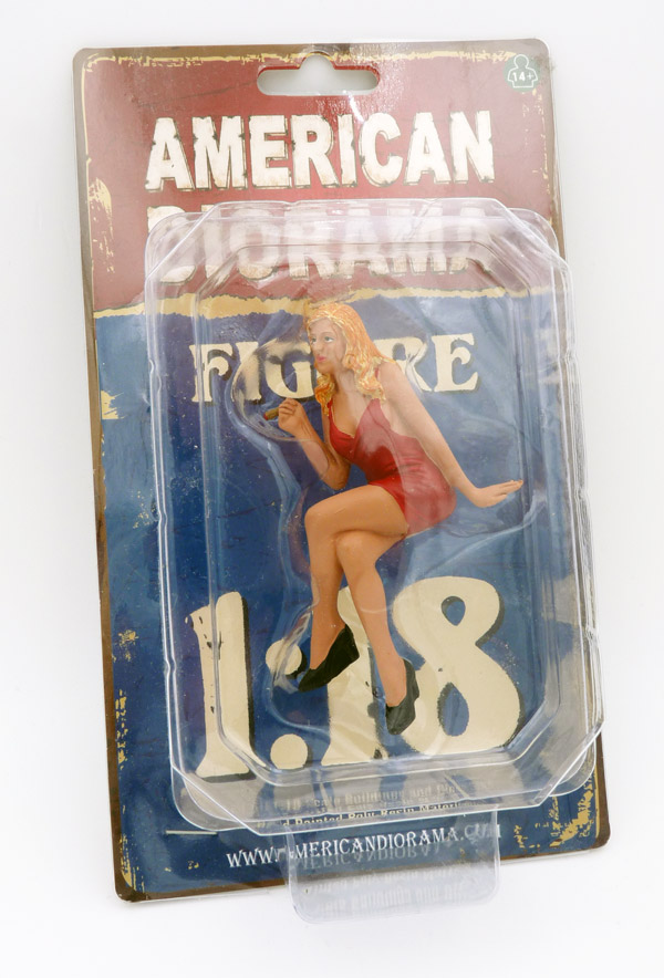 americandiorama-AD77454-1-70er-Jahre-Autoverrückte-im-engen-roten-Kleid-mit-Keilabsätzen