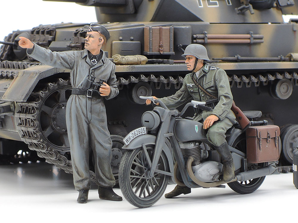 tamiya-25209-6-Panzerkampfwagen-IV-Ausf-G-early-production-mit-DKW-Motorrad-Ostfront-Figuren