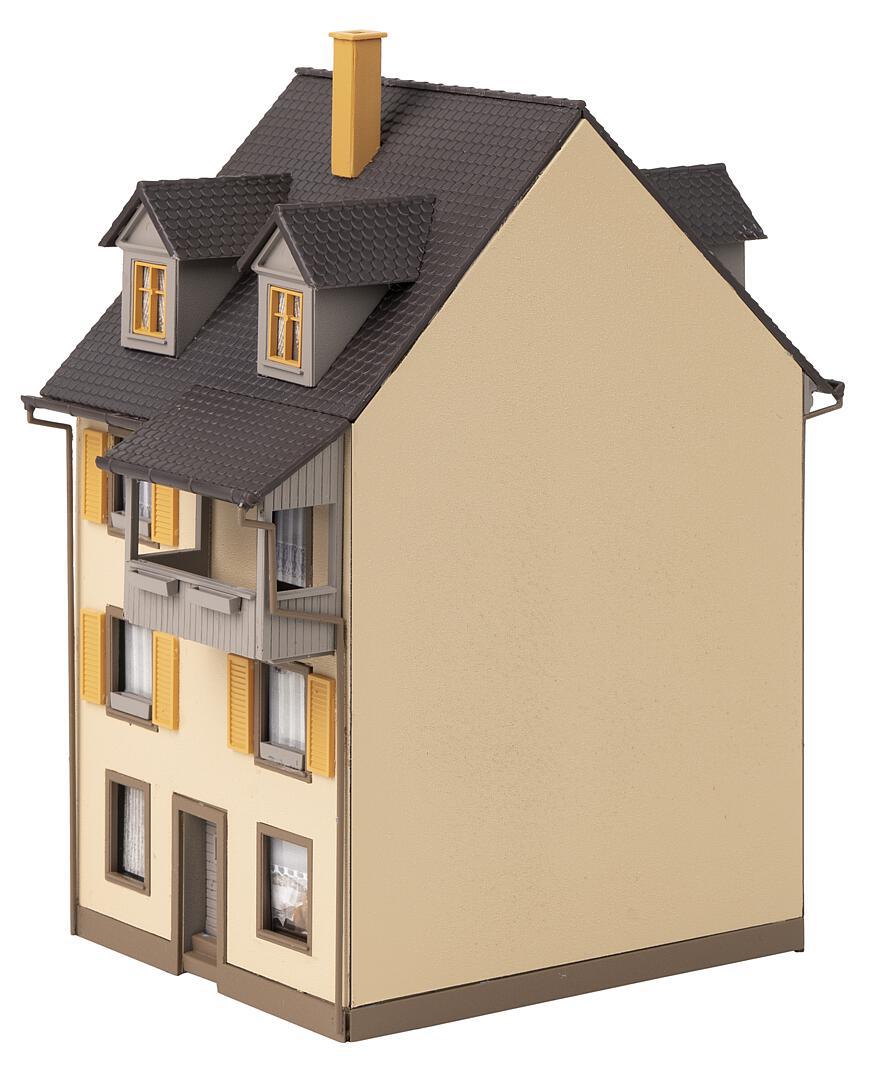 faller-130692-3-Altstadthaus-mit-Bretterzaun-Abrissgelände-Abbruch