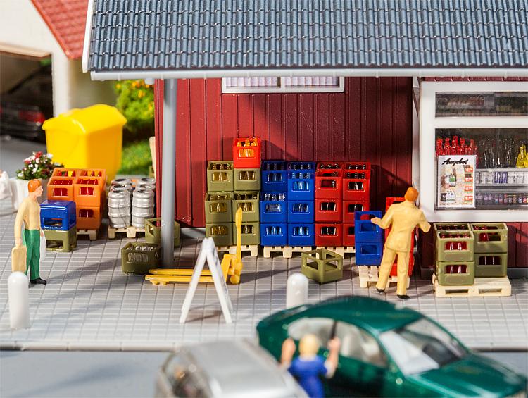 faller-180353-1-Getränkekästen-Paletten-Hubwagen