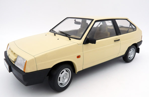 premium-scale-models-PSM-DC18003E-1-Lada-2108-Samara-1986-beige-gelb-Soviet-Zone-DDR-Eiserner-Vorhang-Sozialismus-PKW