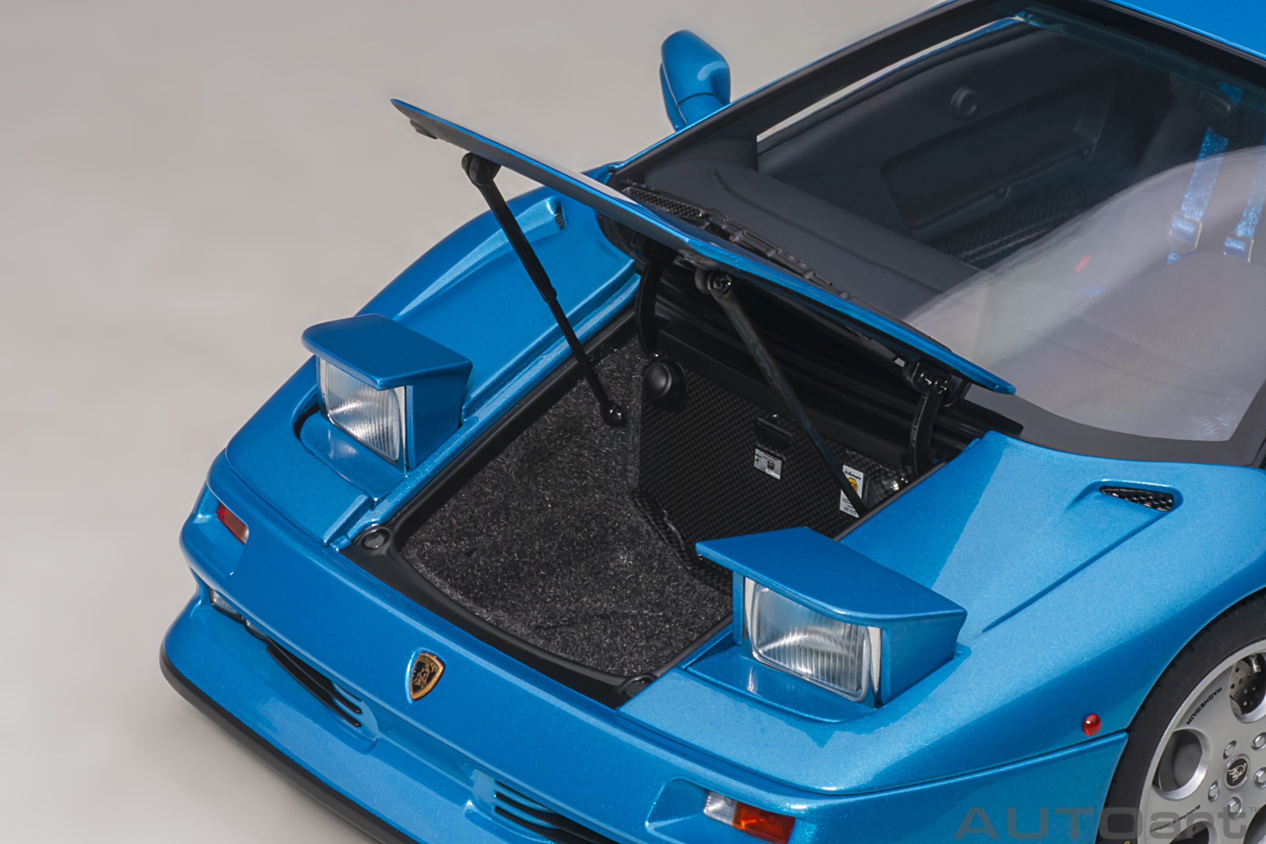autoart-79156-4-Lamborghini-Diablo-SE30-30th-Anniversary-Edition-Blu-Sirena-metallic-blue