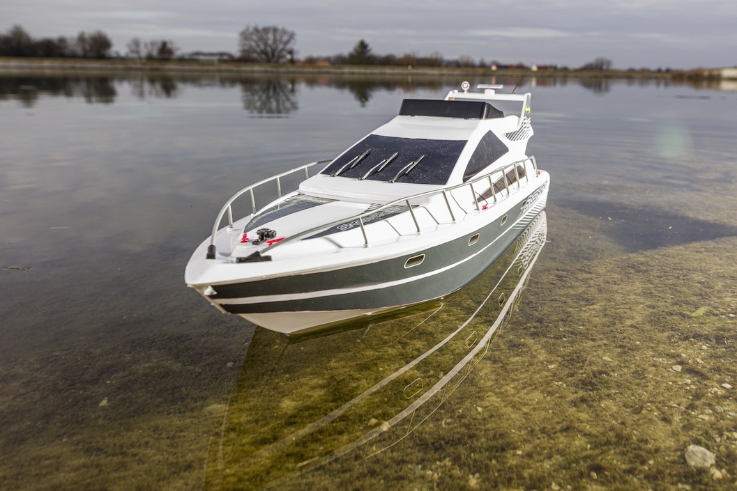 carson-500108045-4-Speed-Yacht-Luxusboot-Wassersport-Club