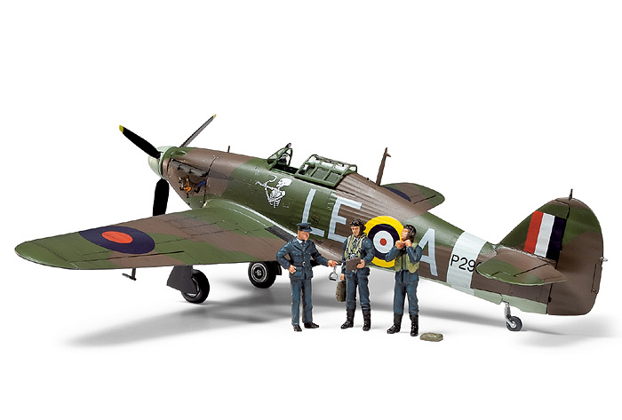 tamiya-37011-4-Hawker-Hurricane-Mk-I-mit-drei-Figuren-Fotobroschüre-Italeri