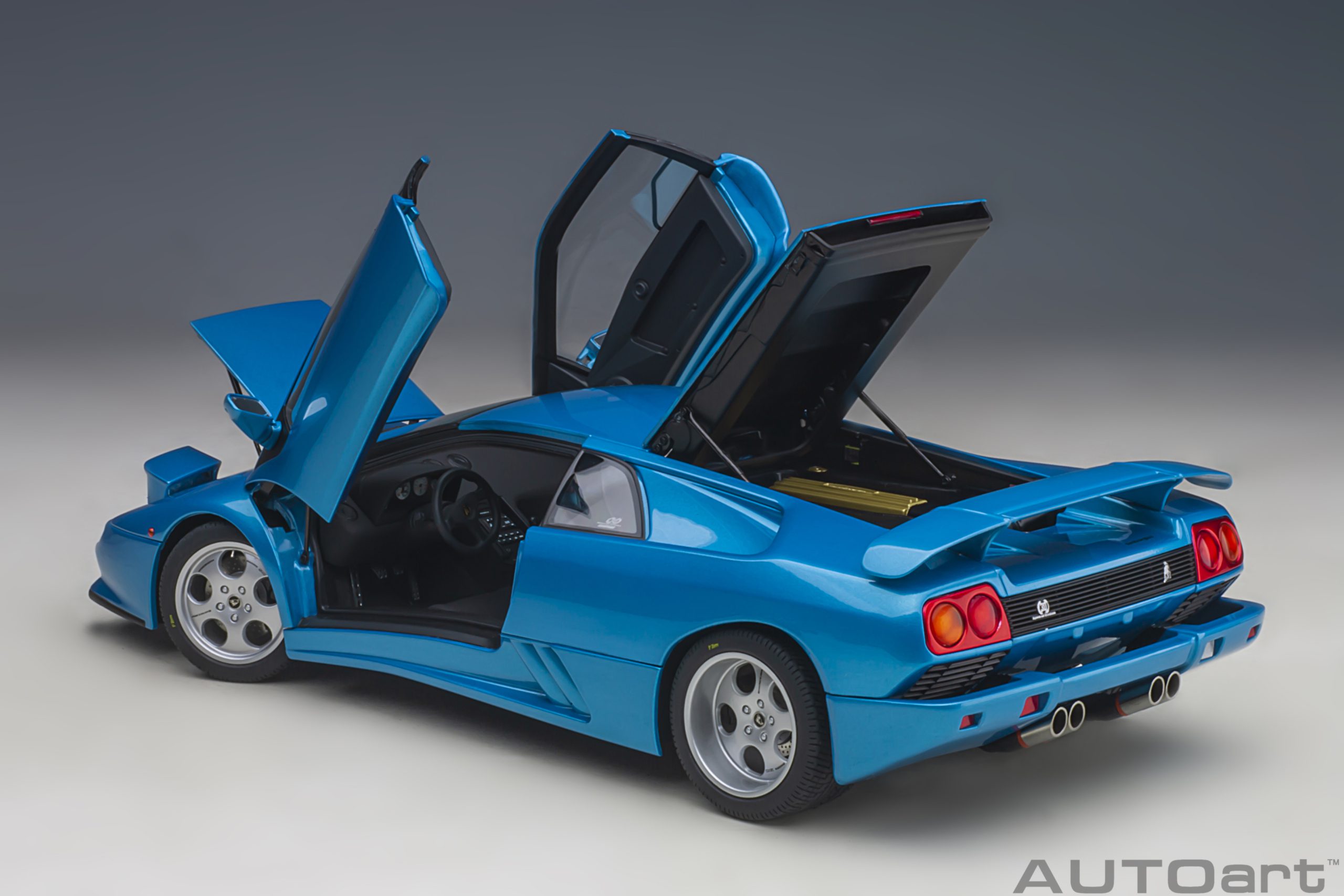 autoart-79156-7-Lamborghini-Diablo-SE30-30th-Anniversary-Edition-Blu-Sirena-metallic-blue