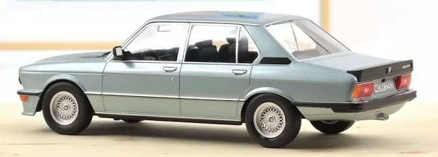norev-183269-2-BMW-M535i-saphirblau-metallic-1980-E12-Gummilippe