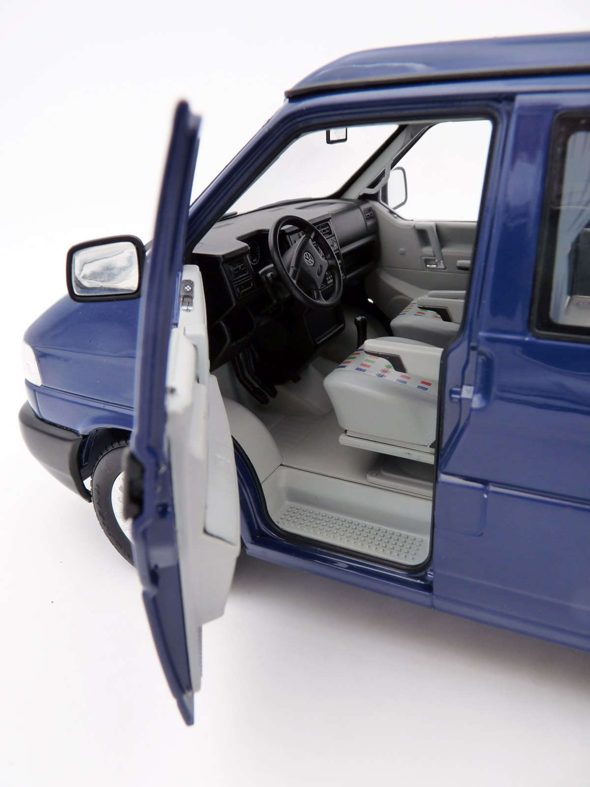 schuco-450042100-7-Volkswagen-VW-T4b-California-Coach-Aufstelldach-blau-Fahrersitz