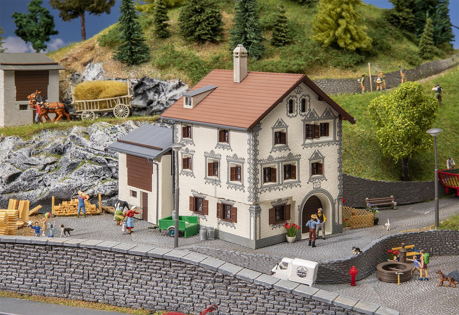 faller-130362-1-Bündnerhaus-Bergün-historische-Fassadenbemalung