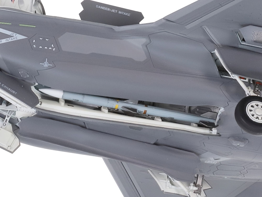 tamiya-60793-8-Lockheed-Martin-F-35B-Lightning-II-Schacht