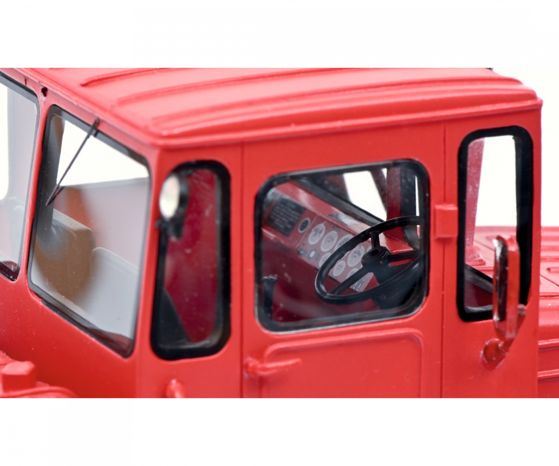 schuco-450912100-5-Kirovets-K-700-rot