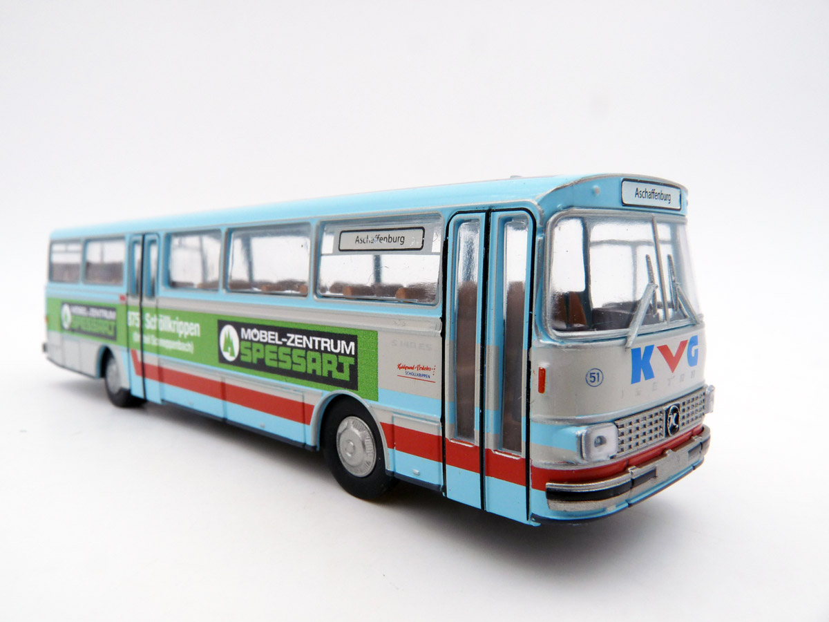 brekina-56113-3-KVG-Setra-S-140-ES-Möbel-Zentrum-Spessart-Schmidmeier-8752-Schneppenbach-Einstieg