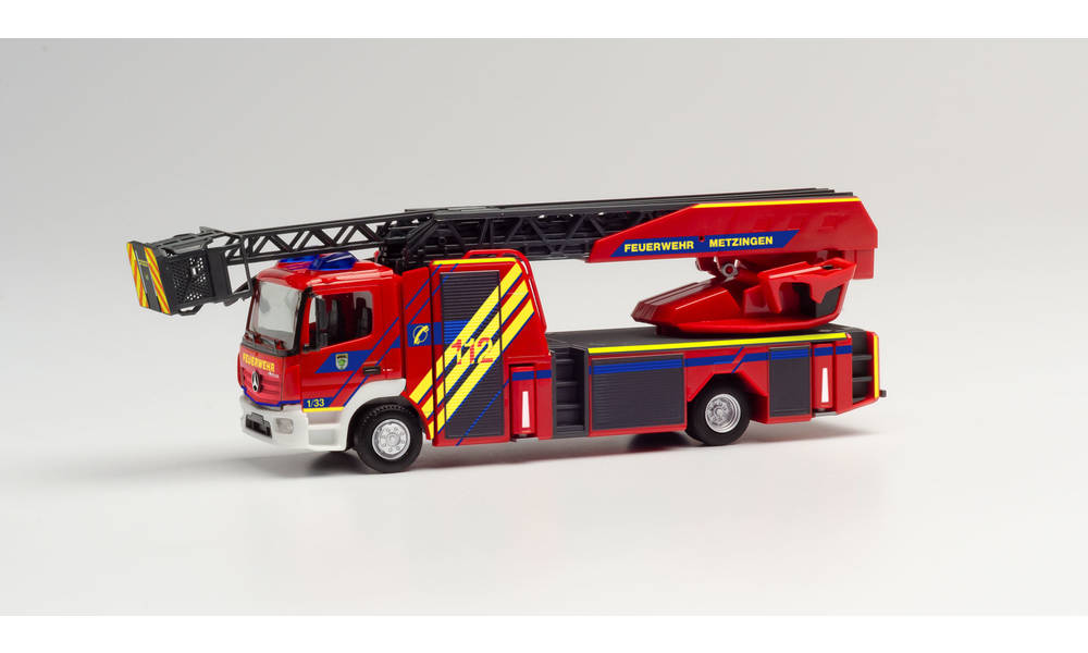 herpa-096676-Mercedes-Benz-Atego-2013-Rosenbauer-Drehleiter-Feuerwehr-Metzingen