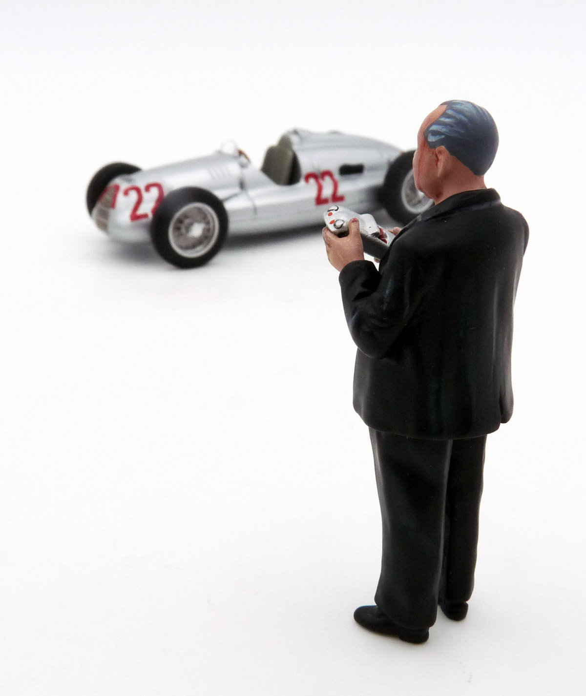 lemansminiatures-FLM132065M-2-Dr-Ing-Ferdinand-Porsche-mit-Modellauto-50er-Jahre-Figur